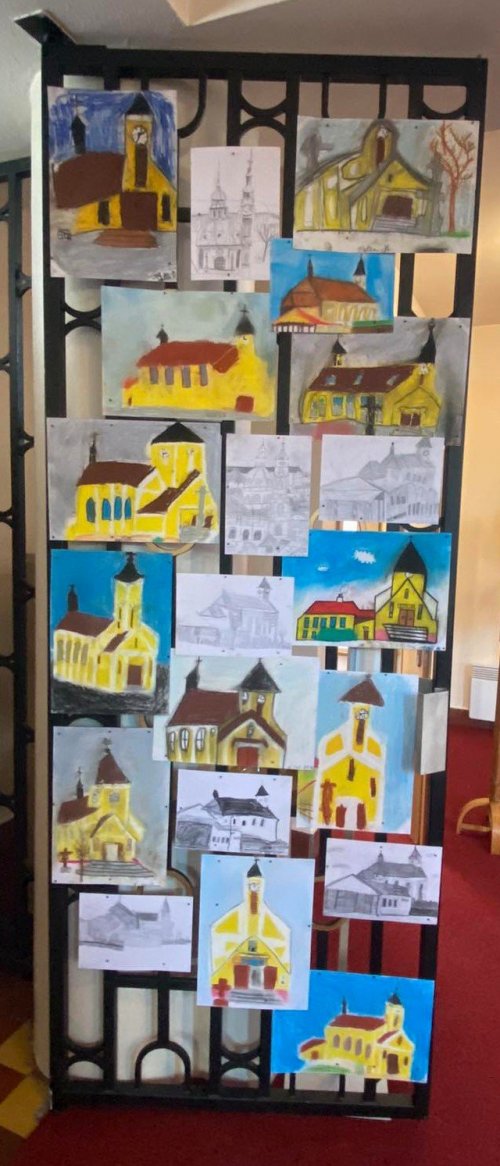 Obrázky dětí 4. a 5. tříd vystavené během Noci kostelů v místním kostele v Topolné.